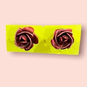 5 for $25 ❄️‎ Rose Earrings
